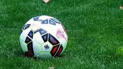 新疆足球女孩：左踢足球鞋，右穿高跟鞋